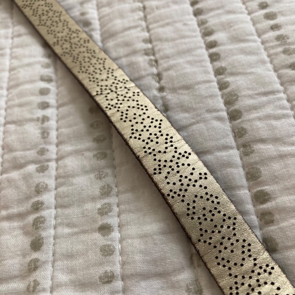 Fossil Metallic Gold Leather Brogue Thin Belt Coastal Cowgirl Boho Classic Sz M - Picture 9 of 11